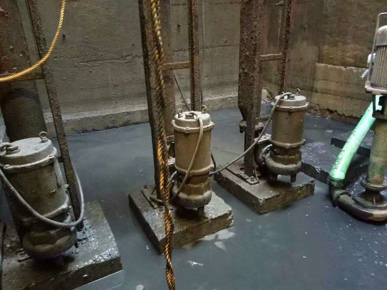 西区污水池清理