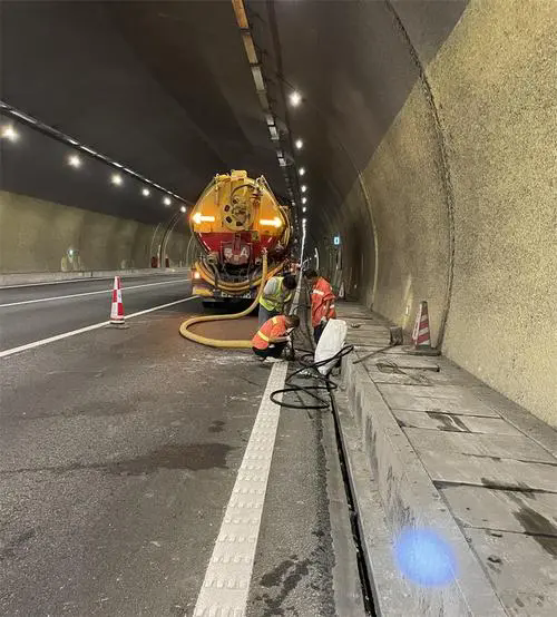 西区隧道排水渠清淤